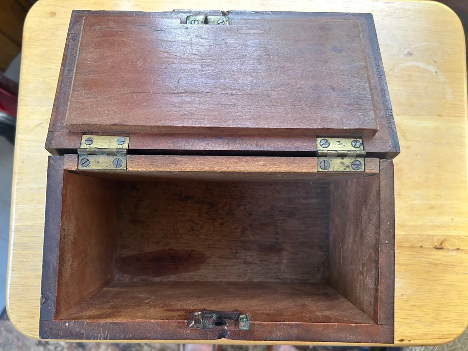 Pequeño cofre antiguo de chapa de cerezo y cola paloma de mano burlada, envío y devolución gratuitos Foto 4 de 4