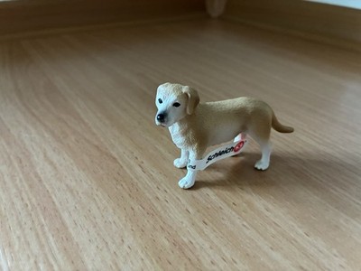 Schleich 16386 Labrador Rüde mit Fähnchen 