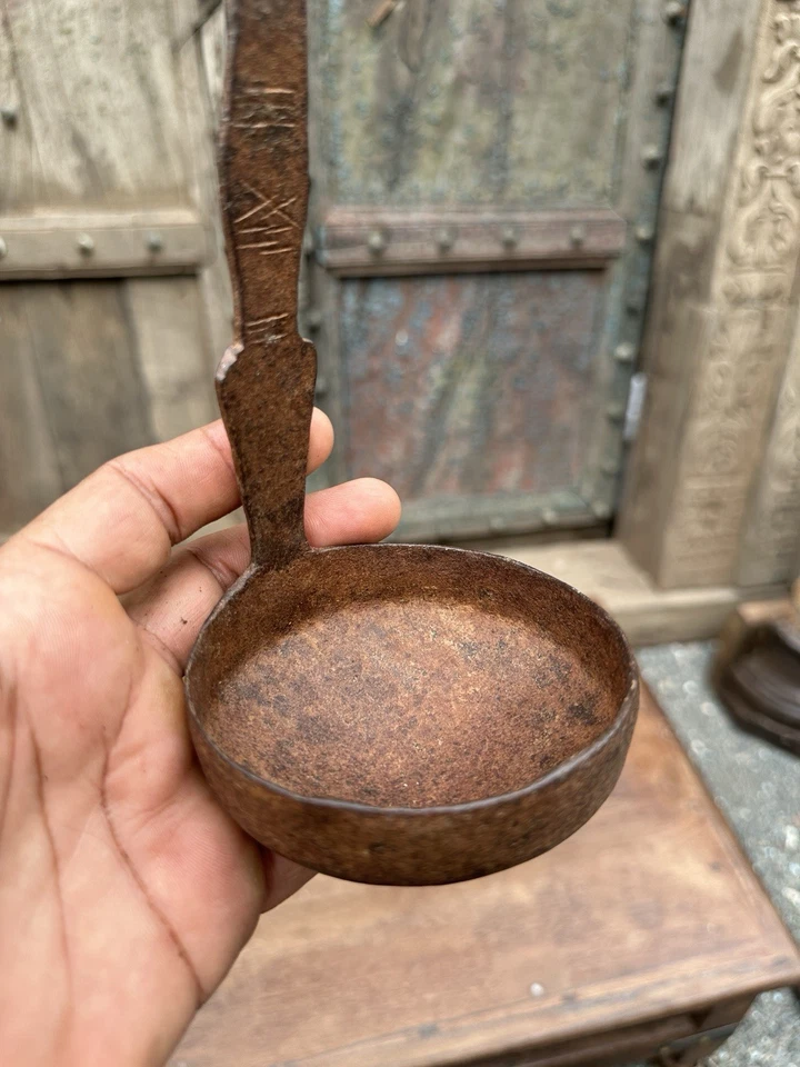 Colher antiga de metal esculpida à mão a óleo - Imagem 4 de 4