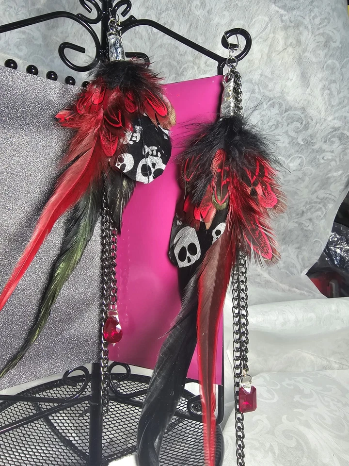 Elegancia gótica: pendientes colgantes de calavera y pluma Foto 4 de 4