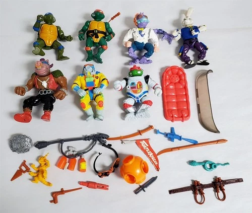 D-338 VINTAGE COLLECTION OF TEENAGE MUTANT NINJA TURTLES ACTION FIGURES & ACC.!