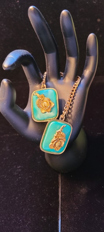 Sweater Clips/Retro/Gold Tone Roses With Teal Accents/Vintage