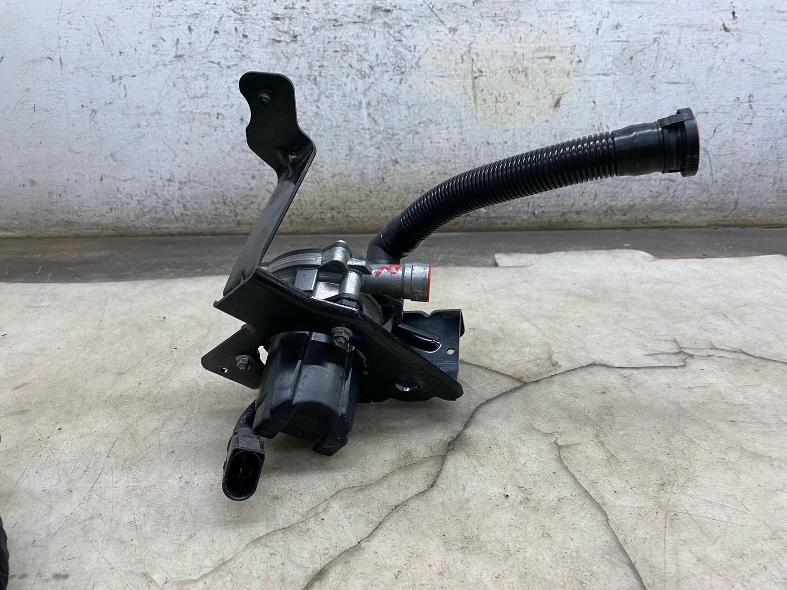 2015-2020 BENTLEY BENTAYGA 6.0L W12 LEFT SECONDARY AIR INJECTION PUMP 079959231G