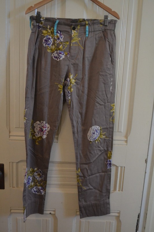 GRAY FLORAL PANTS BY JOHNNY WAS ~ S