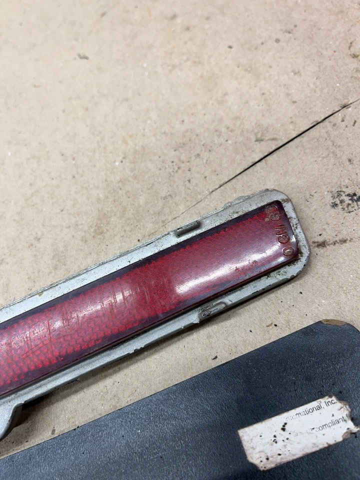 Luz marcadora trasera 1980 81 85 89 Cadillac Fleetwood Brougham Deville OEM arañazos Foto 4 de 4