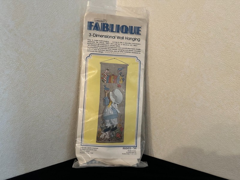 Vintage Fablique, Carousel Crafts, Friends, 741,  3-Dimensional Wall Hanging kit