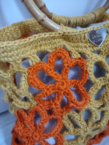 Borsa fatta a mano all'uncinetto in juta con fiori e fodera a sacco - Foto 3 di 4