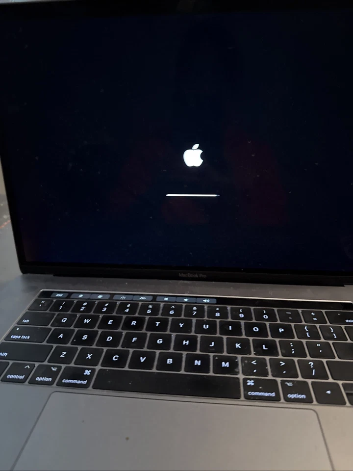 Apple MacBook Pro 15" TOUCH BAR 3.6GHz Quad i7 Turbo 16GB RAM 256GB SSD Foto 2 de 4