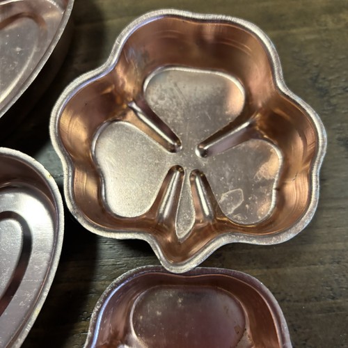 5 Vintage Retro Anodised Pink Mould Jelly Pate Heart Clover Kitchenalia - Foto 15 di 16