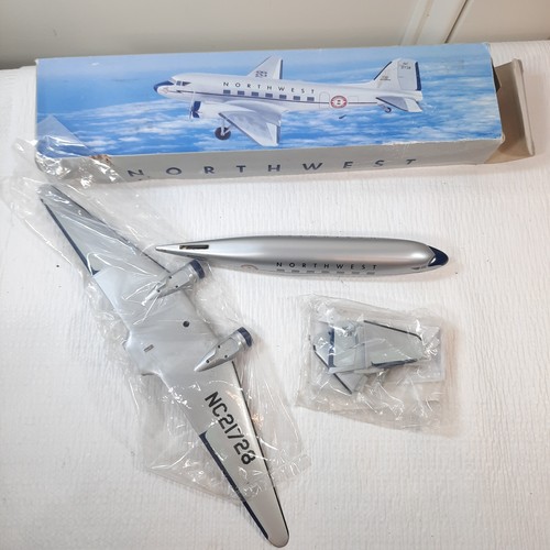 flight-miniatures-northwest-airlines-model-airplane-dc-3-henry-ford