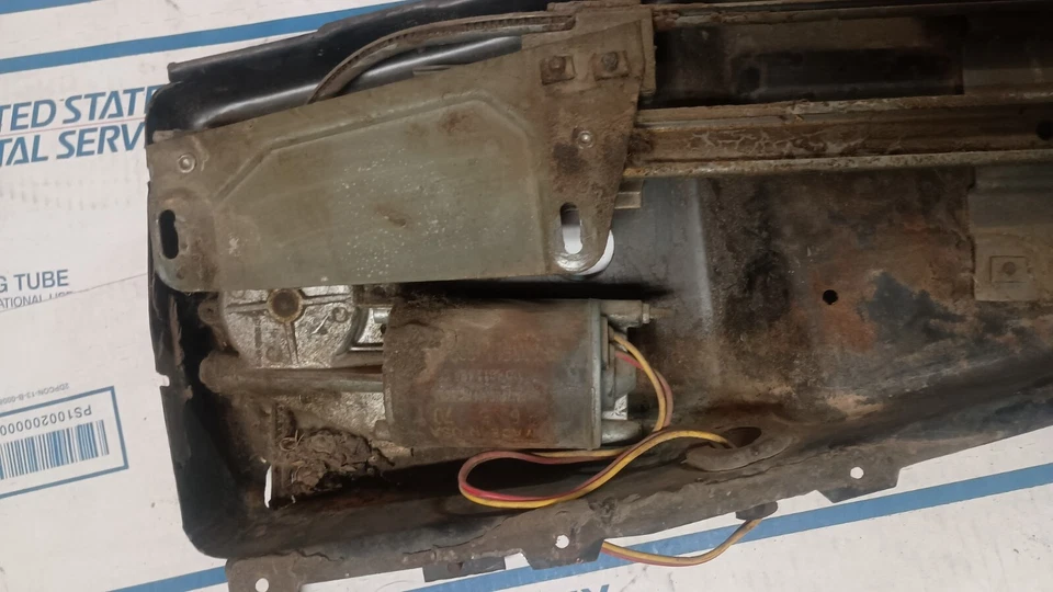 Lincoln Continental Mark III 1969 1970 1971 lado del conductor ventana trasera panel del motor Foto 3 de 4