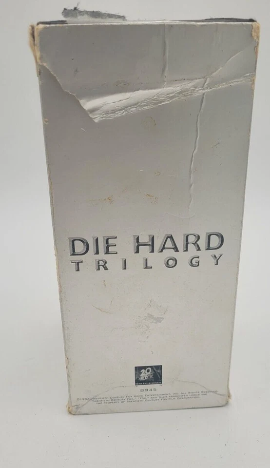 Die Hard Trilogy VHS Box Set Bruce Willis 3 Tapes Pre-owned. Less than Mint Box Foto 2 de 4