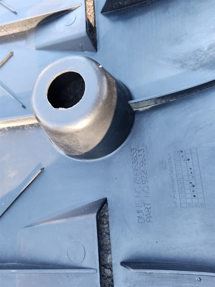 05-06 Pontiac GTO Cenefa Trasera Bajo Carrocería Panel Protector Vientre USADO GM Foto 3 de 3