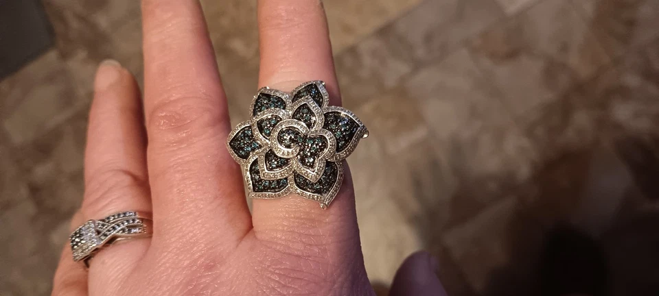 Anillo de diamantes azules y blancos de plata de ley talla 9 para mujer Foto 3 de 4