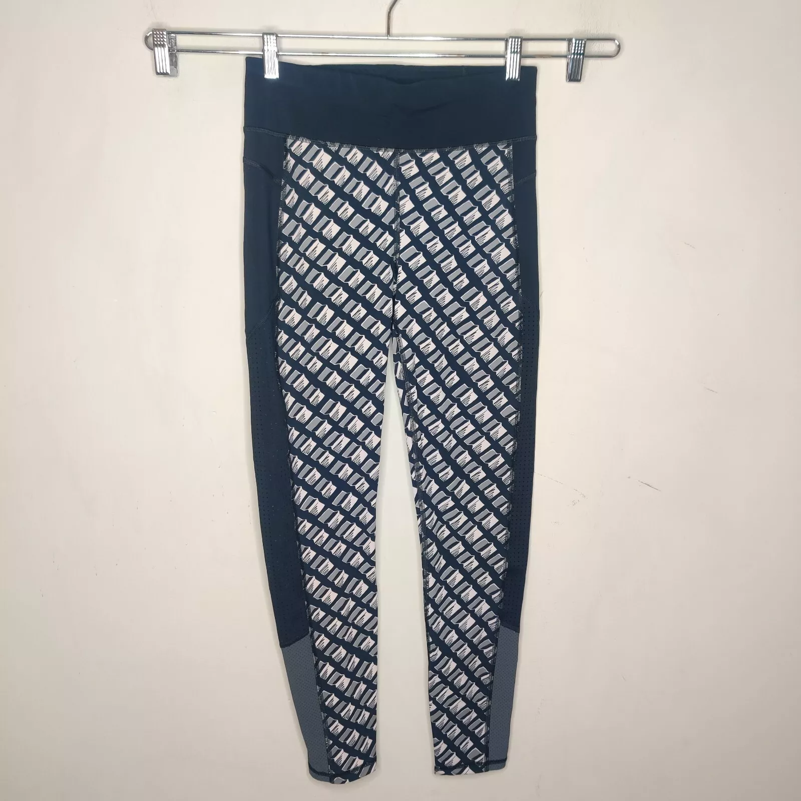 sweaty-betty zero gravity geometric mesh vented sides leggings