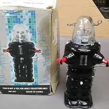 MS207 Black Robby the Robot Space Trooper Crank Retro Wind Up Tin Toy