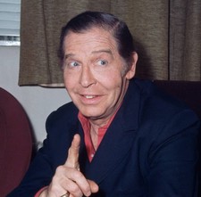 Actor y comediante estadounidense Milton Berle fotografiado alrededor de 1975 foto antigua 1