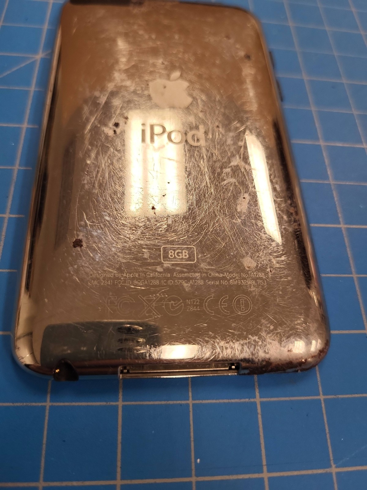 Apple iPod Touch 2nd Gen 8GB MP3 Player Music Device Silver Black Parts Only