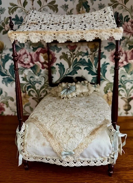 Cama con dosel Bespaq miniatura vintage para casa de muñecas escala 1:12 Foto 2 de 4