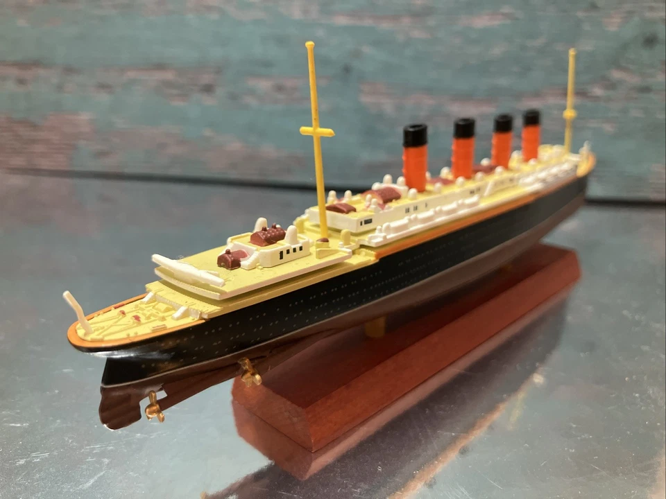 1:1250 RMS Lusitania Ocean Liner Model – Display Stand–Historic Collectible Ship - Image 3 of 4