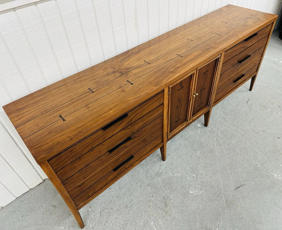 Cómoda de esmoquin Lane moderna Mid-Century de nogal Foto 2 de 4