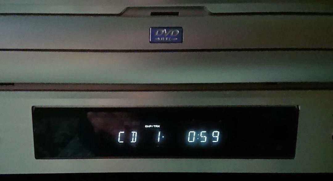 Pioneer DVL-909 LD DVD Compatible model Player Gold with Remote controller