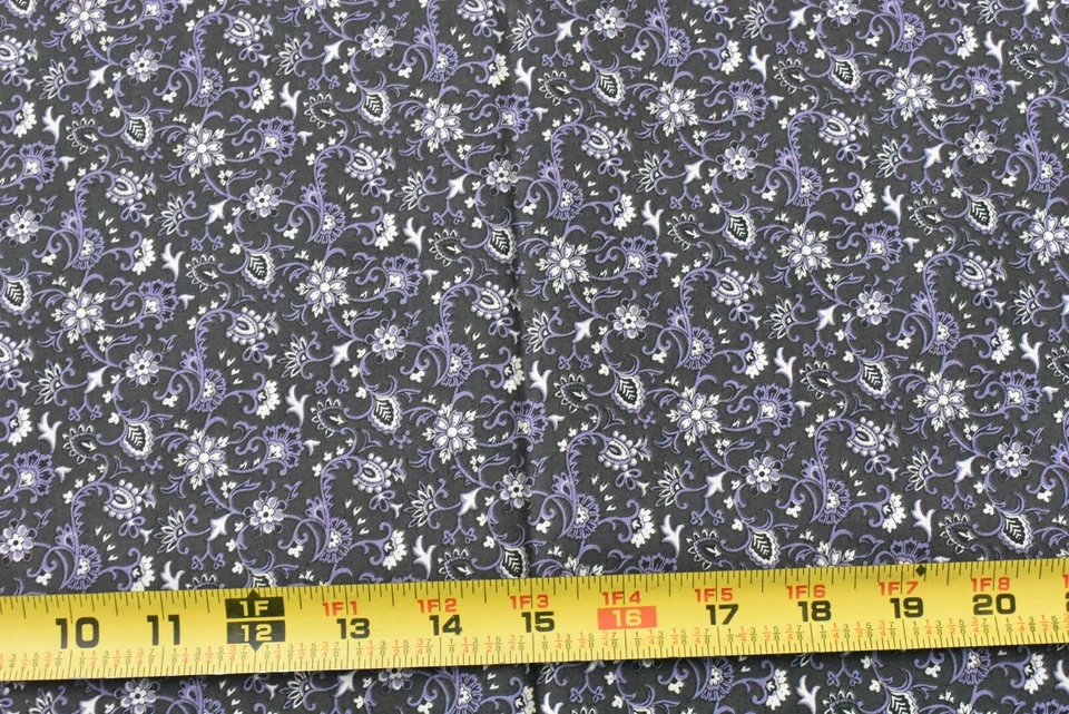 Por 1/2 yarda, lavanda y crema floral sobre edredón gris algodón, Windham/Krueger, M7143 Foto 2 de 4