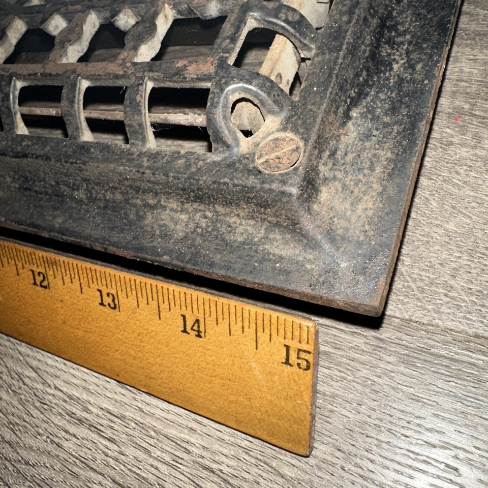 Rejilla de piso de hierro fundido antigua ornamentada ventilación térmica/retorno. Hermoso diseño! Foto 2 de 4