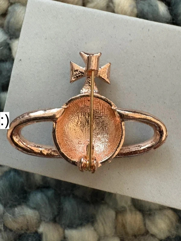 Broches prendedores Vivienne Westwood clásicos de cristal completo Saturn Orb excelentes Foto 3 de 4