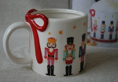 Etwas anderes traditionelles Weihnachtstasse mit Nussknacker-Motiv und Schleife