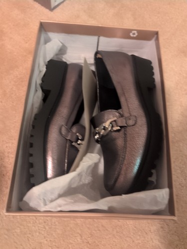 Mocasines sin cordones Fergalicious para mujer de cuero sintético de peltre - Imagen 8 de 10