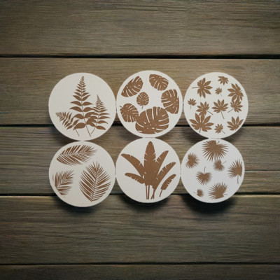 Set mit 6 runden Holz Getränk Untersetzern. Stylisch. Stoßfüße. Tropische Pflanzen.