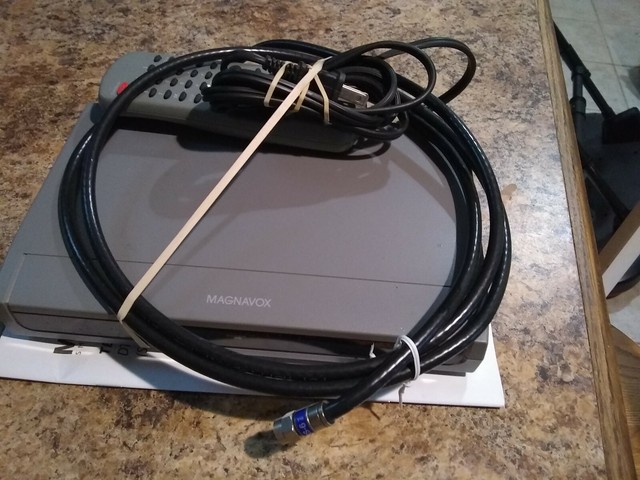 MAGNAVOX DTV TUNER Digital Converter SDTV TV TB100MG9 with REMOTE