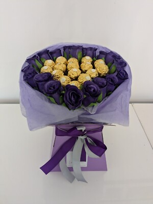 Schokoladenstrauß Herz lila Ferrero Rocher Seidenblumen - Geschenkkorb 