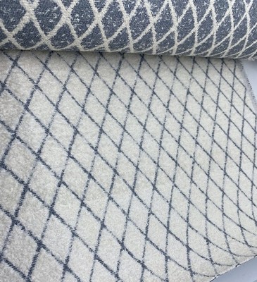 2,3 Meter cremeweiß und grau geometrischer Polsterstoff PORTOFREI