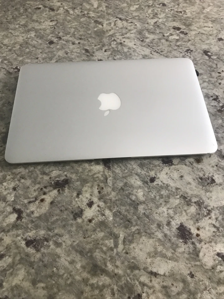 Apple MacBook Air  2013 Core i5 4GB RAM 128GB SSD 11'' original box not included - Image 3 of 4