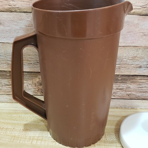 Vintage TUPPERWARE Brown 2 Quart Pitcher w/ Push Button Lid - Picture 2 of 3