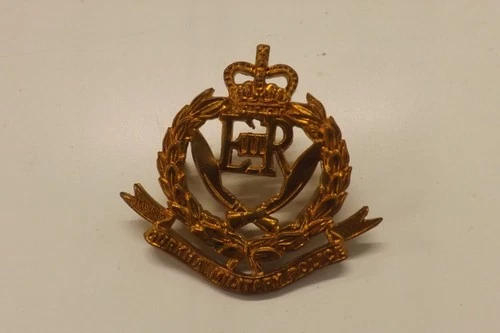 WW2 GURKHA MILITARY CAP BADGE 5CMS BY 4.5CMS (1640)