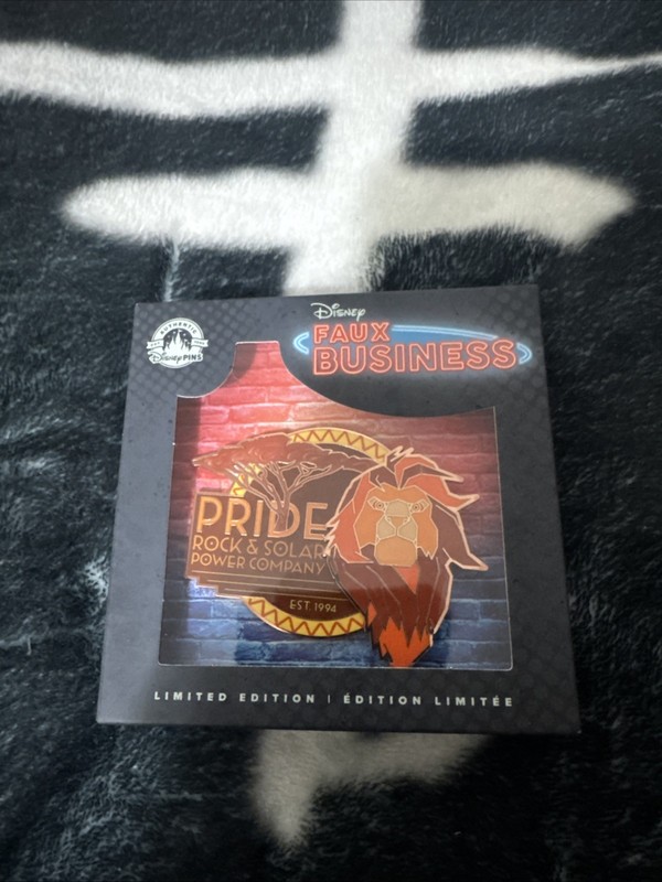 Lion King Faux Business Pin Pride Rock Solar Power Co Disneyland LE 1500 NEW