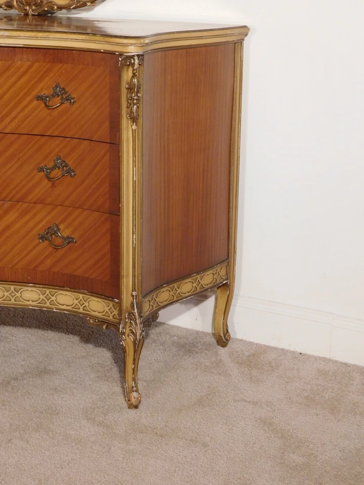 Antiguo cofre francés Luis XV original de los años 40 pintado en mal estado de nogal con espejo Foto 3 de 4