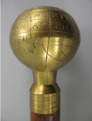 EIN SPAZIERSTOCK AUS HOLZ MIT MESSING BRÜNIERT BAUM GRIFF 92 CM LANG 244.489B