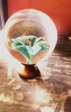 BOULE D'ESCALIER EN CRISTAL DE BREHAT AVEC INCLUSION DE FLEUR  SIGNEE