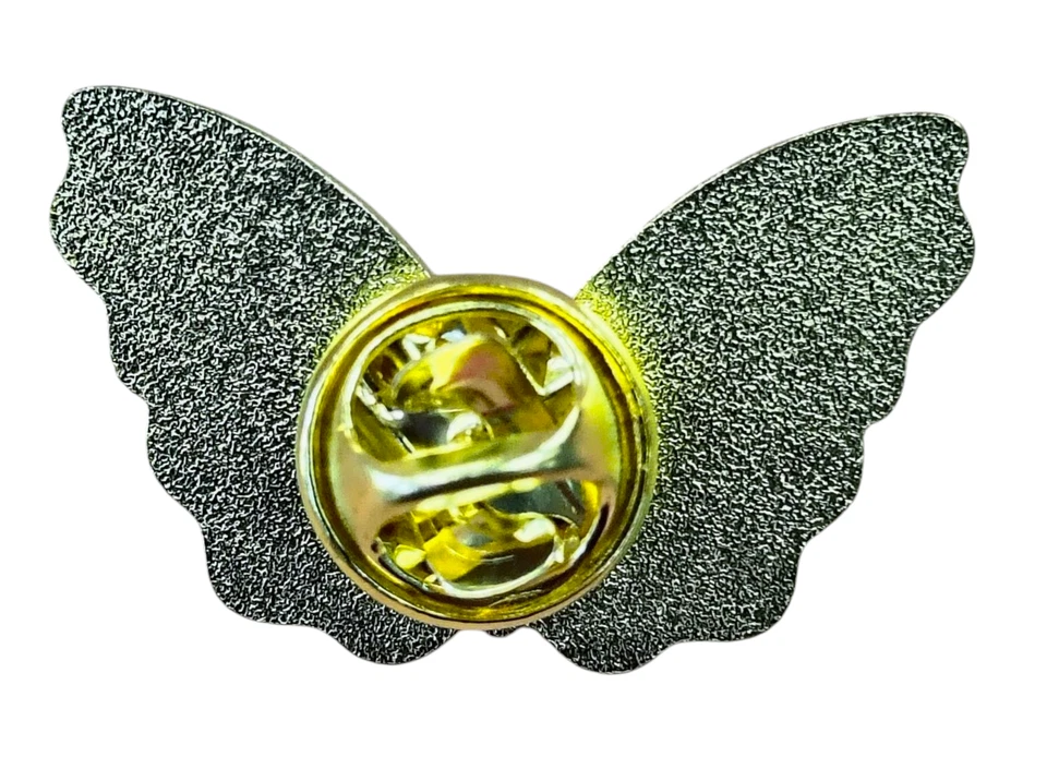 Pin esmaltado mariposa con detalles naranja, tonos de verde y negro Foto 2 de 2