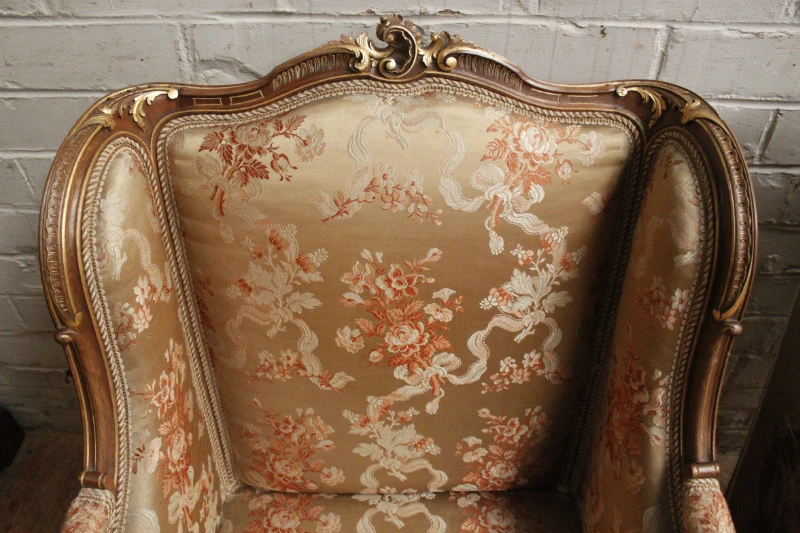 Par de sillones Bergere franceses antiguos Luis XV dorados sobre nogal Foto 4 de 4