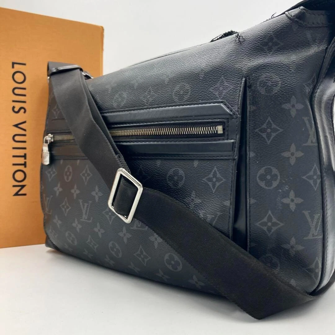 Louis Vuitton // Odyssey Review & What Fits 