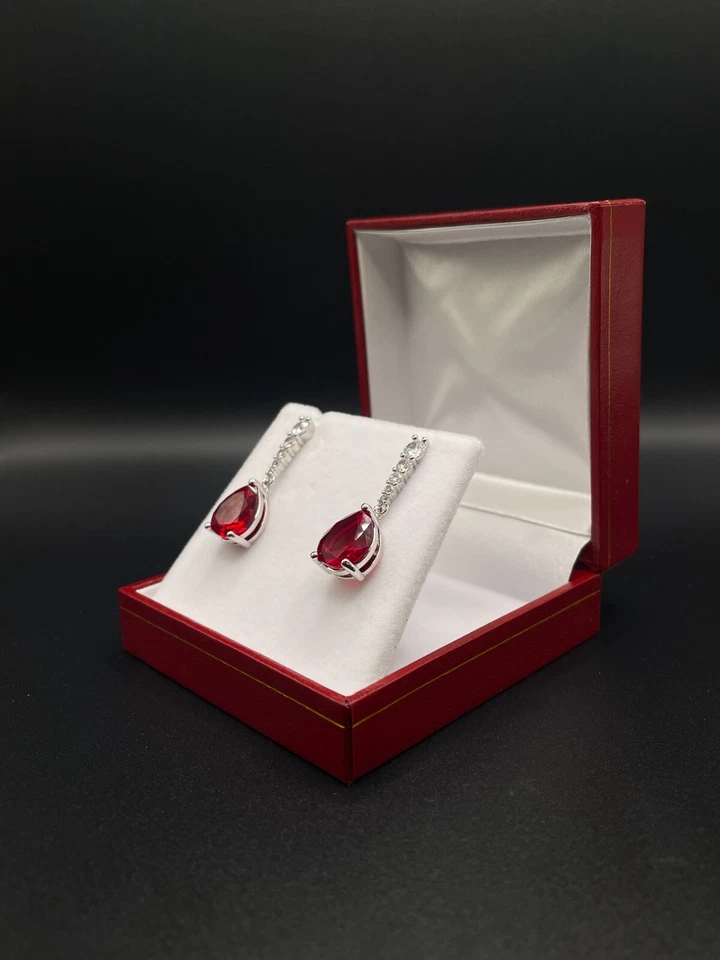 Elegantes Pendientes Gotas Corte Pera Diamante Creado y Rubí Rojo Acabado en Oro Blanco Foto 2 de 4