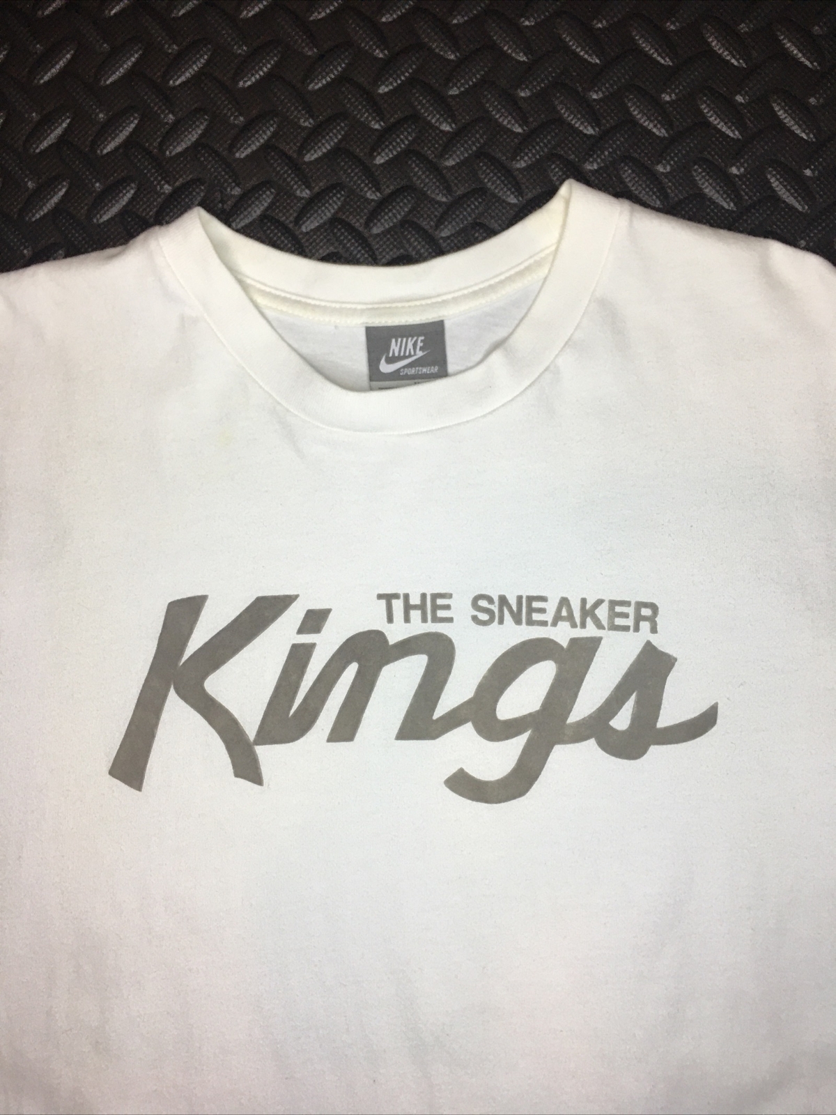 NIKE “The Sneaker Kings” T-Shirt Sz M Felt Print Nike Air Y2K Gray Tag White