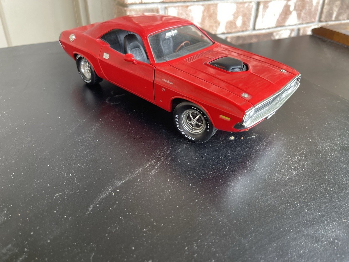 Ertl 1970 Dodge Challenger R/t Bright Red 1/18 Scale In Great