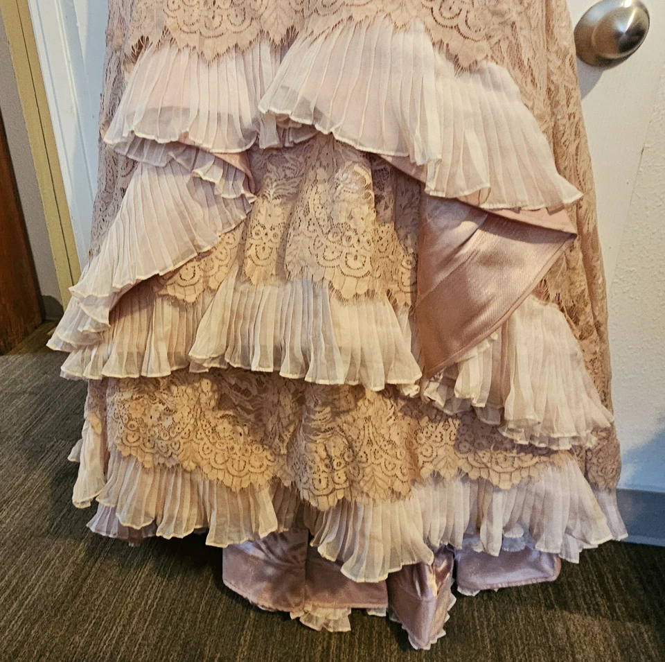 Vestido con cuentas de oro rosa talla 16 de McDuggal Foto 3 de 4