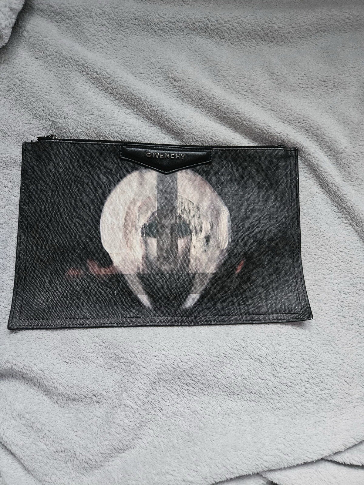 GIVENCHY  Saffiano Antigona Madonna Clutch Black